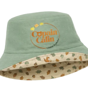 Bob réversible Copain Câlin vert sauge avec intérieur à motifs forêt et logo brodé, accessoire pour peluche personnalisée.