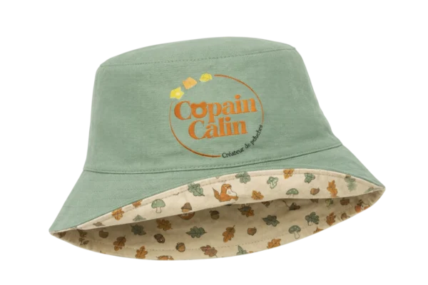 Bob réversible Copain Câlin vert sauge avec intérieur à motifs forêt et logo brodé, accessoire pour peluche personnalisée.