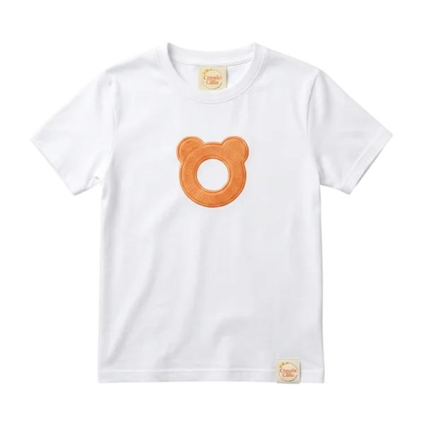 T-shirt blanc pour peluche avec logo tête d'ours brodé et étiquette de marque.