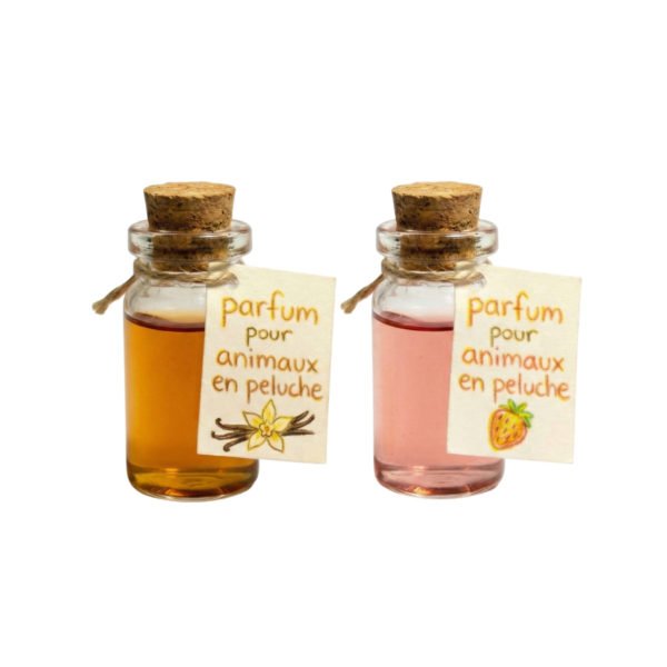 Deux flacons de parfum pour peluche Copain Câlin posés côte à côte sur une table en bois : "Douceur Vanille" (liquide ambré) et "Gourmand Fraise" (liquide rose), avec leurs étiquettes illustrées.
